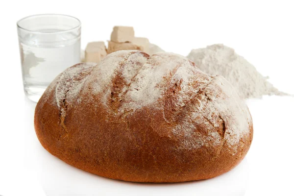 Composição com pão de centeio isolado sobre branco — Fotografia de Stock