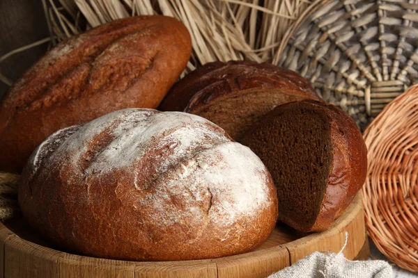 Rågbröd på monter på wicker bakgrund — Stockfoto