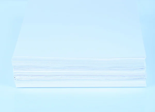Το λευκό βιβλίο στοίβα σε μπλε φως — Φωτογραφία Αρχείου