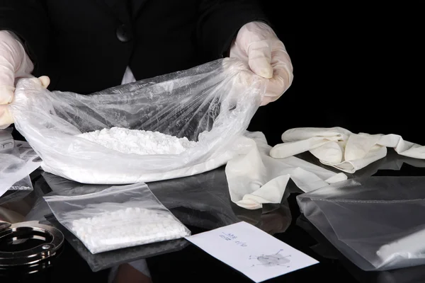 Remessas de heroína encontradas de funcionários do controle de drogas — Fotografia de Stock