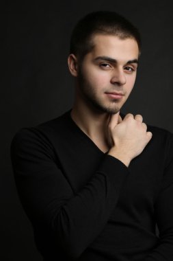 koyu arka plan üzerinde yakışıklı genç