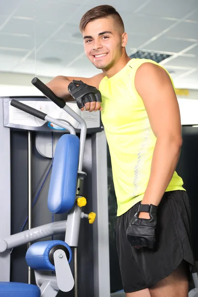 Guy in gym — Stock Photo, Image