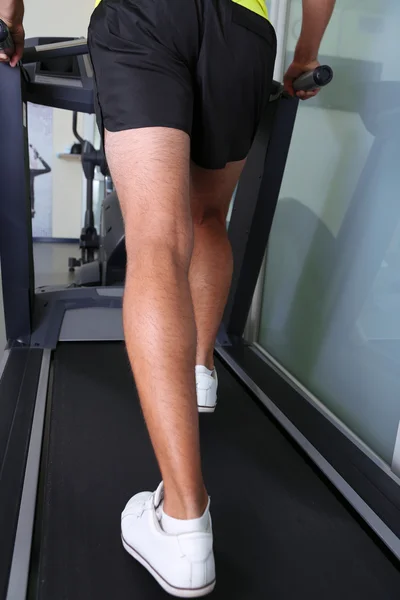 Spor salonunda treadmill üzerinde erkek — Stok fotoğraf