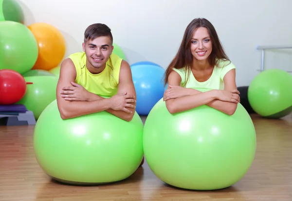 Menina e cara na sala de fitness — Fotografia de Stock