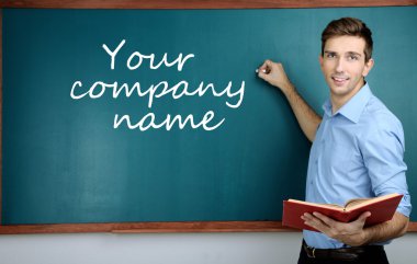 Genç öğretmen yakın kara tahta okul sınıf