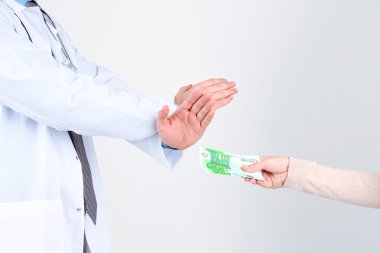erkek doktor hastadan, para alma üzerine beyaz izole