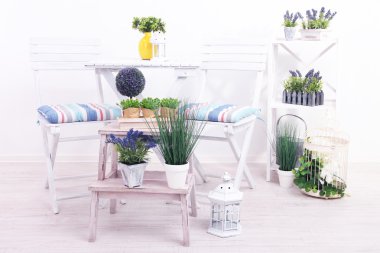 Bahçe sandalye ve masa çiçekleri beyaz zemin üzerine ahşap stand ile