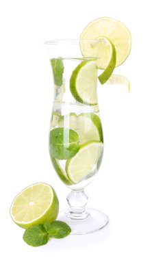 limon ve nane üzerinde beyaz izole kokteyl bardak