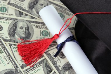 Mezuniyet şapka ve para arka plan üzerinde kaydırma
