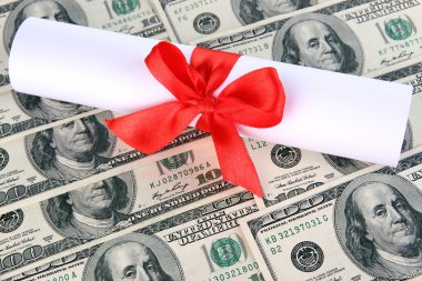Üniversite diploması dolar fon üzerine. Eğitim maliyeti. kavramsal fotoğraf.