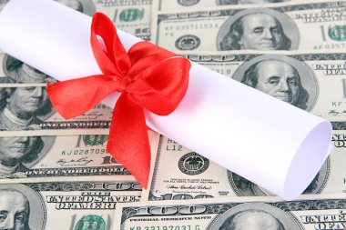 Üniversite diploması dolar fon üzerine. Eğitim maliyeti. kavramsal fotoğraf.