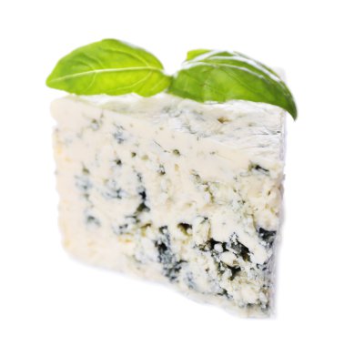 Fesleğenli üzerinde beyaz izole lezzetli mavi peynir