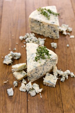 lezzetli mavi peynir ile kekik, ahşap tablo