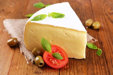 lezzetli camembert peyniri domates, fesleğen ve zeytin, ahşap tablo