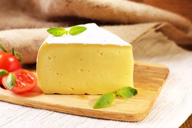 smakelijke camembert kaas met tomaat en basilicum, op houten tafel