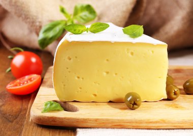 lezzetli camembert peyniri domates, zeytin ve fesleğen, ahşap tablo