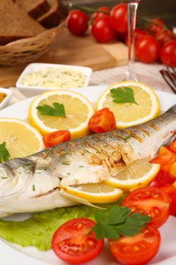 Nefis ızgara balık plaka üzerinde tablo yakın çekim