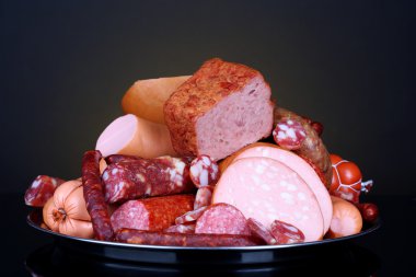 çok koyu renkli arka plan üzerinde his üzerinde farklı sosis