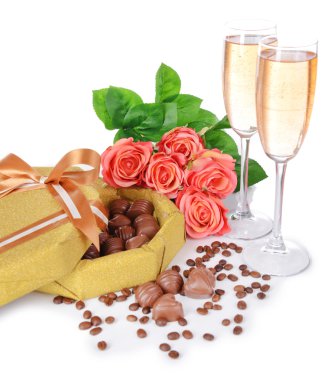 Kutusunda çiçekli beyaz izole lezzetli çikolatalar