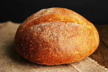 koyu arka plan üzerinde ekmek