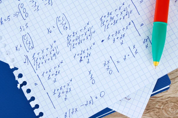 Математика на странице ноутбука крупным планом — стоковое фото