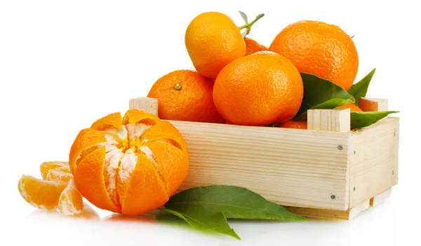 Tangerinas saborosas maduras com folhas em caixa de madeira isolada em branco — Fotografia de Stock