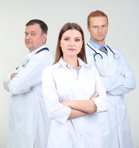 Trabajadores médicos sobre fondo gris —  Fotos de Stock