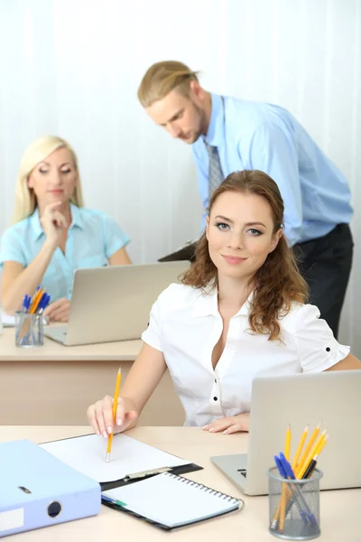 Büroarbeiter am Arbeitsplatz — Stockfoto