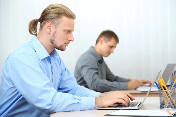 Il personale dell'ufficio si trova durante il lavoro sul posto di lavoro — Foto Stock