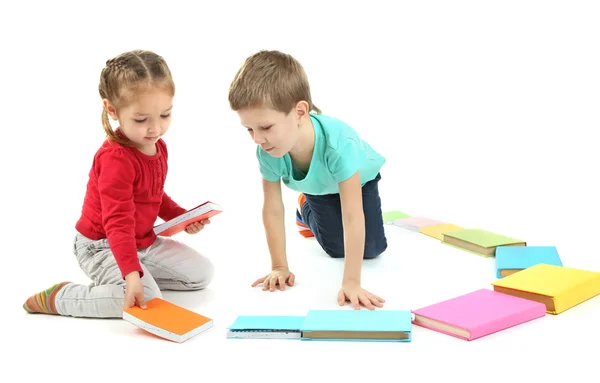 Niños pequeños con libros aislados en blanco — Foto de Stock