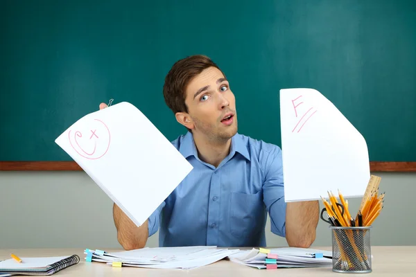 Junge Lehrerin überprüfen Tests im Klassenzimmer — Stockfoto