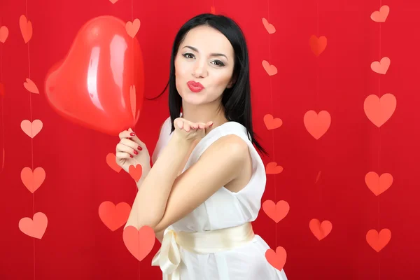 Attraente giovane donna con palloncino a San Valentino — Foto Stock