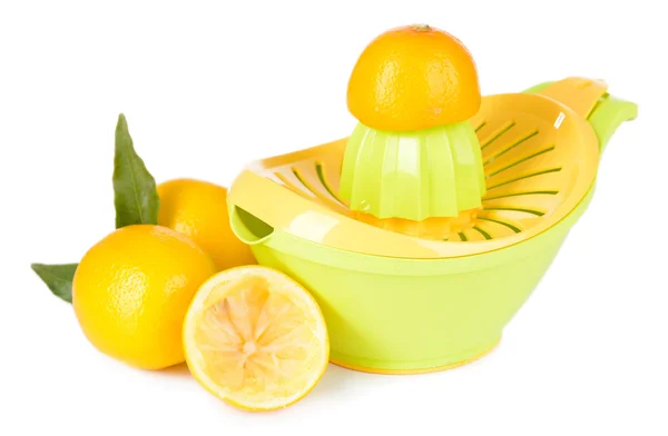 Citruspress och citroner isolerad på vit — Stockfoto