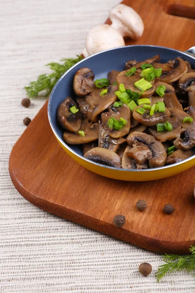 Вкусные жареные грибы в сковороде на столе крупным планом — стоковое фото
