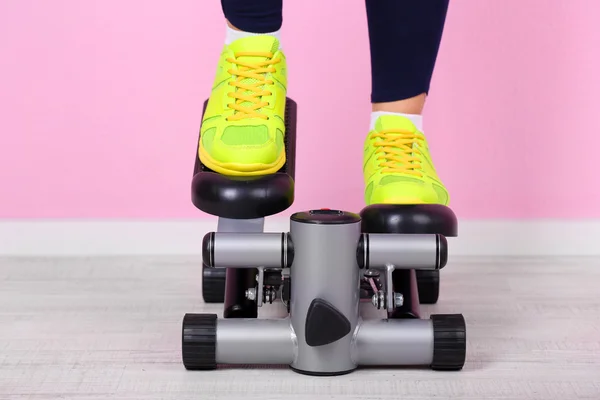 Mujer haciendo ejercicio en stepper. Primer plano en las piernas . — Foto de Stock