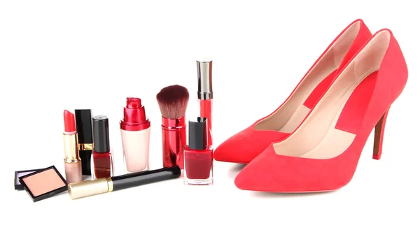 Belle scarpe rosse femminili con cosmetici, isolate su bianco — Foto Stock