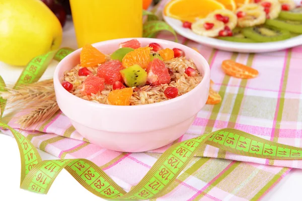 Deliciosa harina de avena con fruta en tazón en primer plano de la mesa —  Fotos de Stock