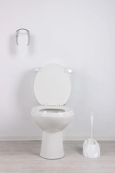 Белая унитаз в ванной — стоковое фото