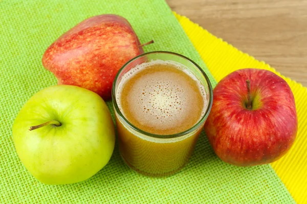 Здоровый свежий сок яблок вблизи — стоковое фото