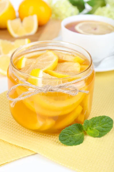 来杯茶上表特写的美味柠檬果酱 — 图库照片