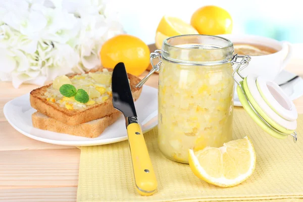 Deliciosas torradas com geléia de limão na placa na mesa close-up — Fotografia de Stock