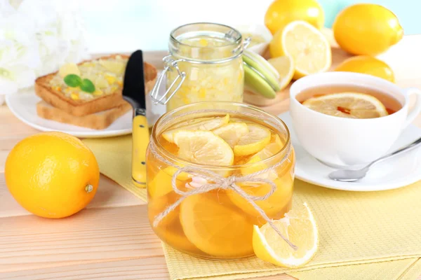 Leckere Zitronenmarmelade in Großaufnahme auf dem Tisch — Stockfoto