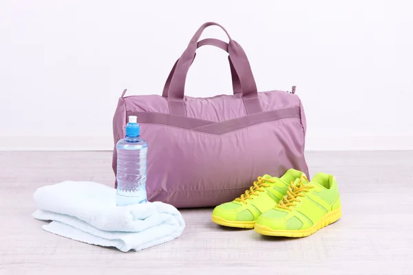 Gymnasium spor malzemeleri ile spor çanta — Stok fotoğraf