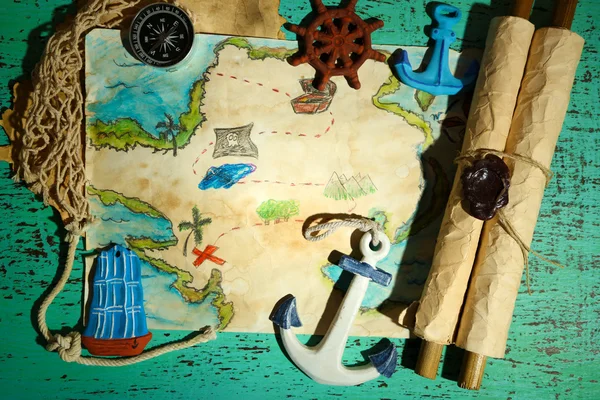 Mapa del tesoro con accesorios de mar, sobre fondo de madera —  Fotos de Stock