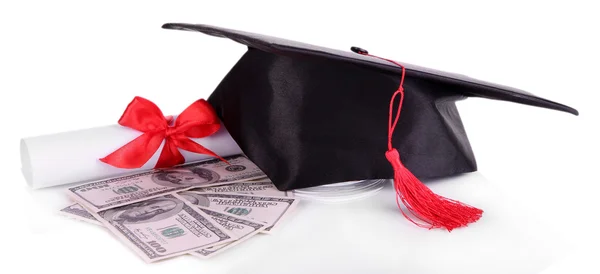 Cappello di laurea, soldi e pergamena, isolato su bianco — Foto Stock
