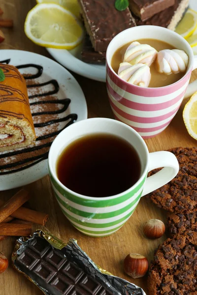 Cup of tea and sweets close up — Stock Photo, Image