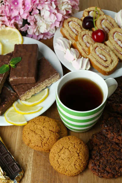 Tasse Tee und Süßigkeiten aus nächster Nähe — Stockfoto