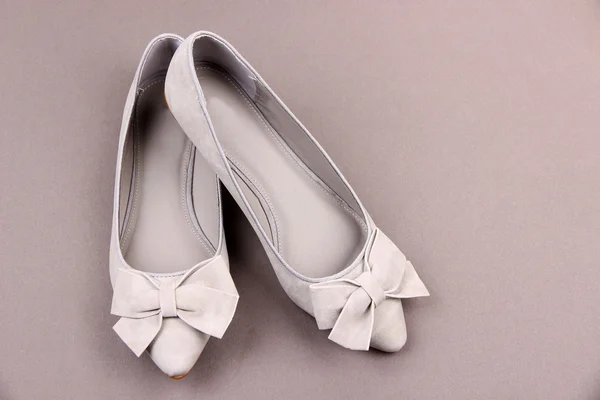 Vackra kvinnliga skor, på grå bakgrund — Stockfoto