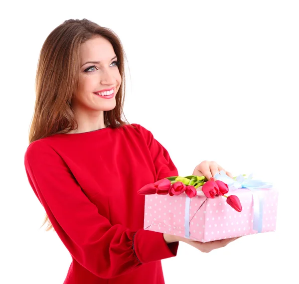 Donna attraente con confezione regalo, isolato su bianco — Foto Stock