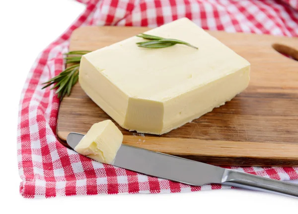 Leckere Butter auf Holzschneidebrett, isoliert auf weiß — Stockfoto